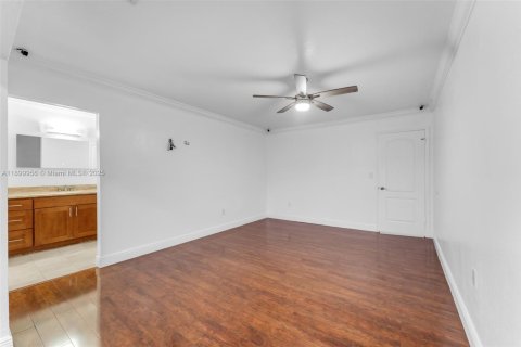 House in Miami, Florida 4 bedrooms, 231.14 sq.m. № 1952513 - photo 26