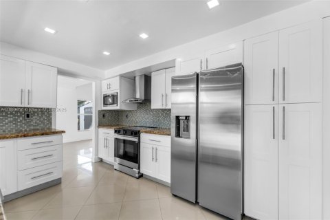 House in Miami, Florida 4 bedrooms, 231.14 sq.m. № 1952513 - photo 12