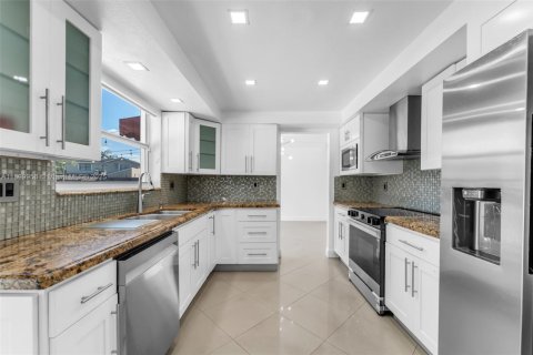 House in Miami, Florida 4 bedrooms, 231.14 sq.m. № 1952513 - photo 13