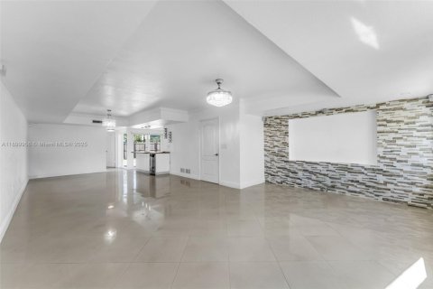 House in Miami, Florida 4 bedrooms, 231.14 sq.m. № 1952513 - photo 17