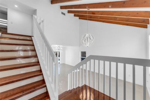 House in Miami, Florida 4 bedrooms, 231.14 sq.m. № 1952513 - photo 4