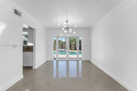 House in Miami, Florida 4 bedrooms, 231.14 sq.m. № 1952513 - photo 7