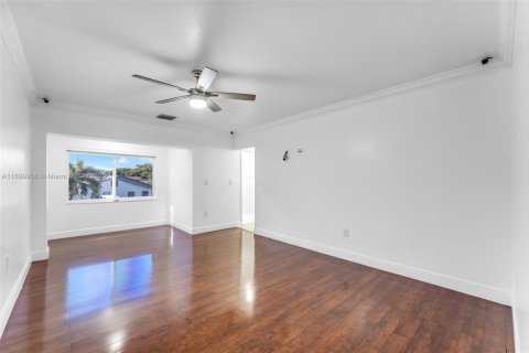 House in Miami, Florida 4 bedrooms, 231.14 sq.m. № 1952513 - photo 24