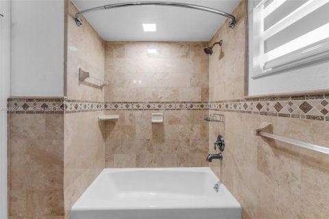 House in Miami, Florida 4 bedrooms, 231.14 sq.m. № 1952513 - photo 23