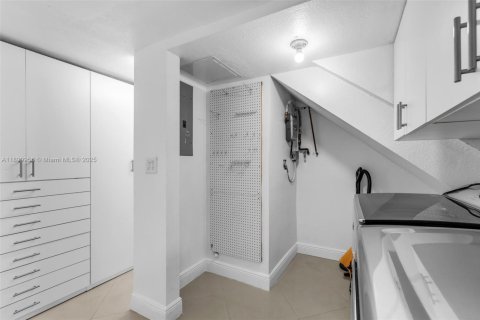 House in Miami, Florida 4 bedrooms, 231.14 sq.m. № 1952513 - photo 14