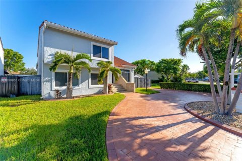 House in Miami, Florida 4 bedrooms, 231.14 sq.m. № 1952513 - photo 3