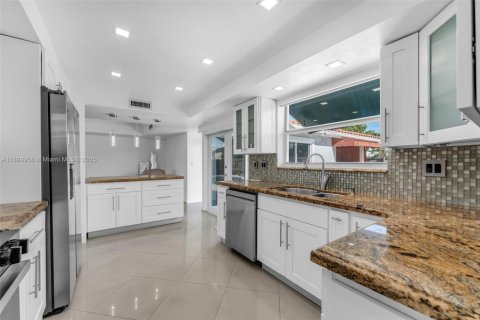 House in Miami, Florida 4 bedrooms, 231.14 sq.m. № 1952513 - photo 9