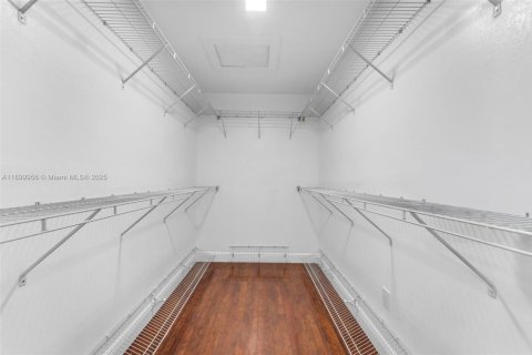House in Miami, Florida 4 bedrooms, 231.14 sq.m. № 1952513 - photo 30