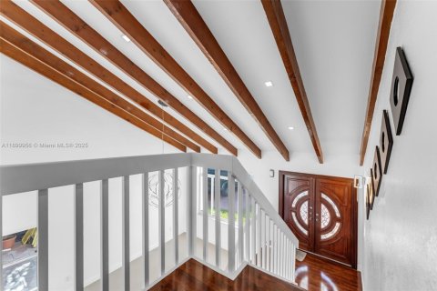 House in Miami, Florida 4 bedrooms, 231.14 sq.m. № 1952513 - photo 5