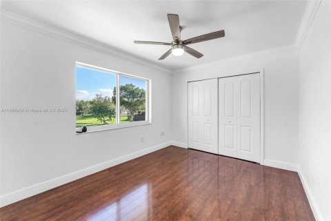 House in Miami, Florida 4 bedrooms, 231.14 sq.m. № 1952513 - photo 20