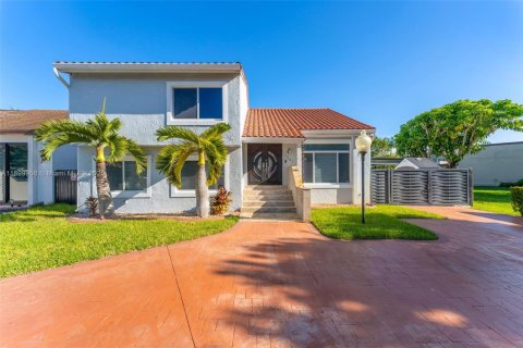 House in Miami, Florida 4 bedrooms, 231.14 sq.m. № 1952513 - photo 1