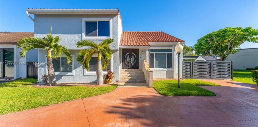 House in Miami, Florida 4 bedrooms, 231.14 sq.m. № 1952513