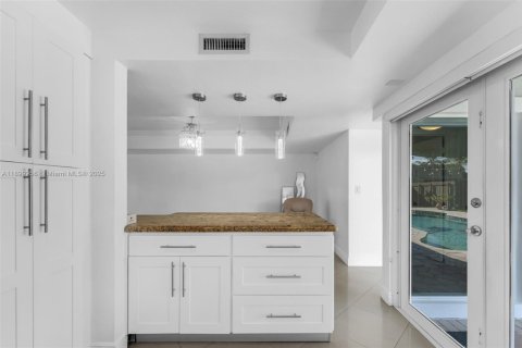 House in Miami, Florida 4 bedrooms, 231.14 sq.m. № 1952513 - photo 11