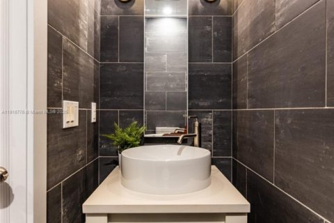 Villa ou maison à vendre à Miami, Floride: 2 chambres, 134.89 m2 № 1972029 - photo 30