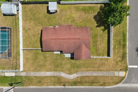 House in Seminole, Florida 3 bedrooms, 109.81 sq.m. № 2400299 - photo 11