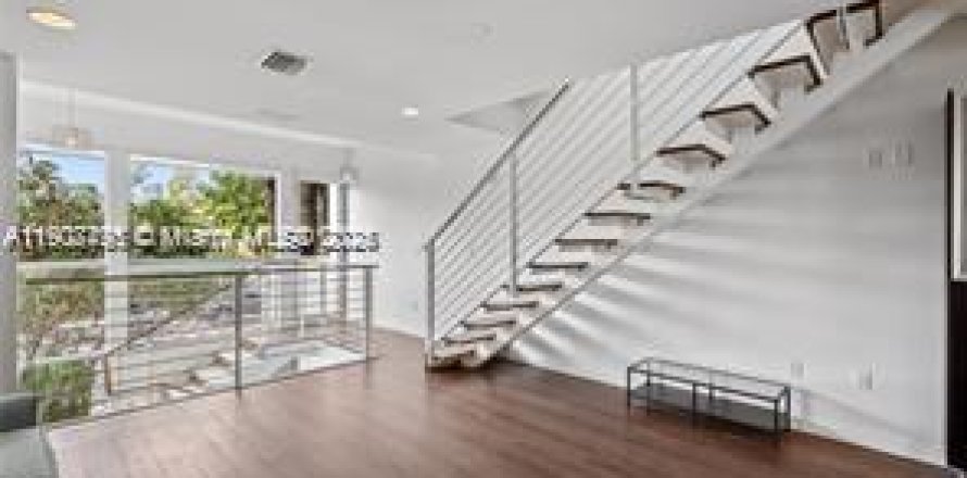 Townhouse in Miami Beach, Florida 2 bedrooms, 104.79 sq.m. № 1963906
