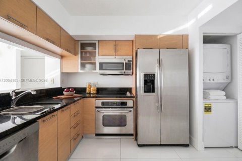 Condo in Miami, Florida, 2 bedrooms № 2068435 - photo 2