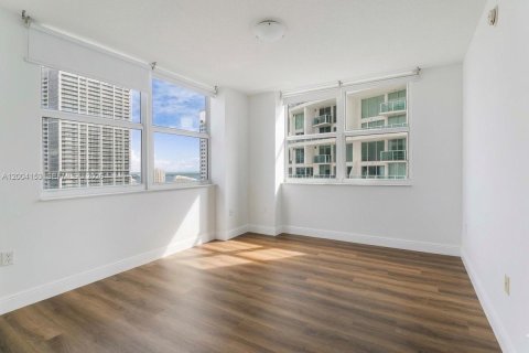 Condo in Miami, Florida, 2 bedrooms № 2068435 - photo 5