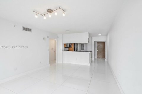 Condo in Miami, Florida, 2 bedrooms № 2068435 - photo 3