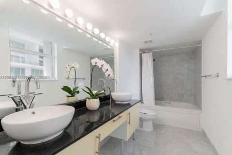 Condo in Miami, Florida, 2 bedrooms № 2068435 - photo 6