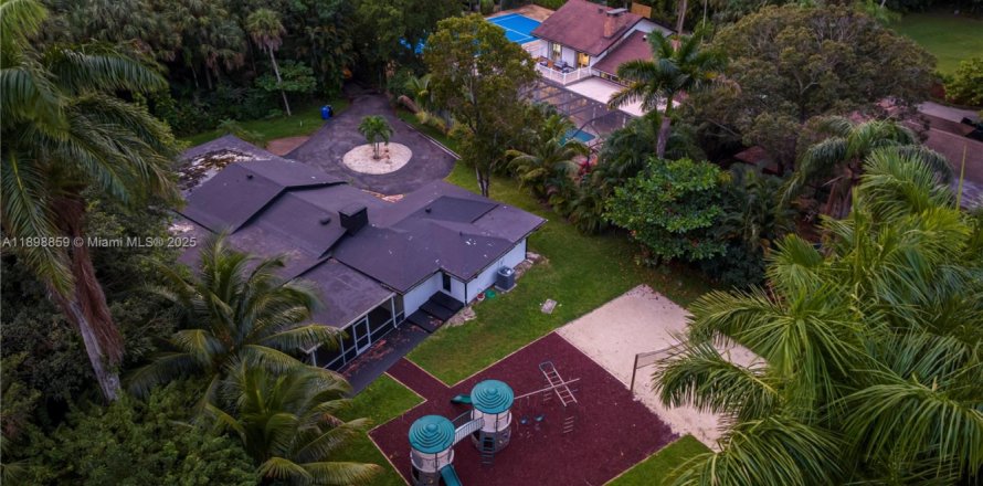 House in Fort Lauderdale, Florida 5 bedrooms, 199.28 sq.m. № 2013055