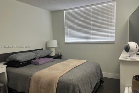 Condominio en alquiler en Miami, Florida, 4 dormitorios, 135.54 m2 № 2010247 - foto 5