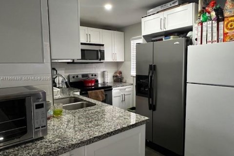 Condominio en alquiler en Miami, Florida, 4 dormitorios, 135.54 m2 № 2010247 - foto 2