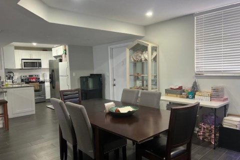 Condominio en alquiler en Miami, Florida, 4 dormitorios, 135.54 m2 № 2010247 - foto 6