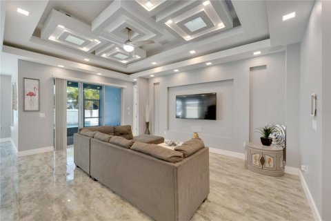 House in Apollo Beach, Florida 4 bedrooms, 198.81 sq.m. № 1339310 - photo 11