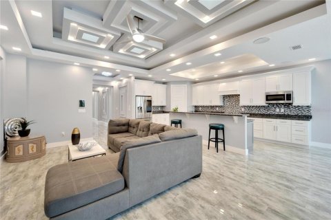 House in Apollo Beach, Florida 4 bedrooms, 198.81 sq.m. № 1339310 - photo 13