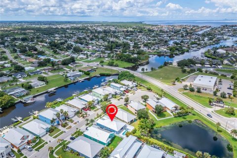 House in Apollo Beach, Florida 4 bedrooms, 198.81 sq.m. № 1339310 - photo 3