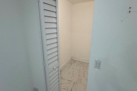Apartamento en alquiler en Palm Springs, Florida, 1 dormitorio, 59.64 m2 № 1224482 - foto 1