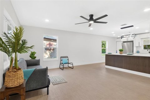 House in Winter Garden, Florida 2 bedrooms, 93.65 sq.m. № 2231652 - photo 6