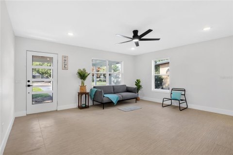 House in Winter Garden, Florida 2 bedrooms, 93.65 sq.m. № 2231652 - photo 7