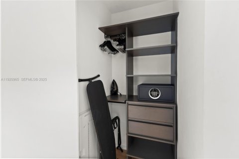 Купить кондоминиум в Майами, Флорида 1 спальня, 52.03м2, № 1983534 - фото 15