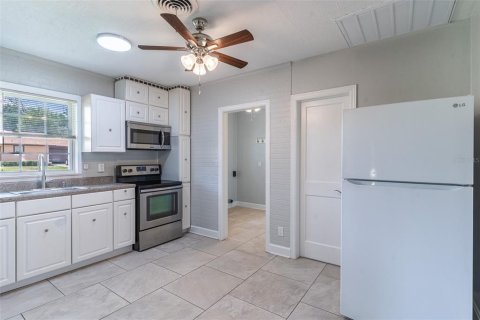 House in Lake Wales, Florida 2 bedrooms, 105.91 sq.m. № 2237768 - photo 2
