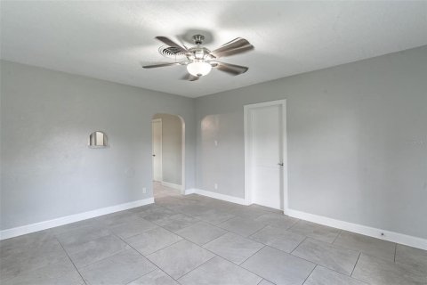 House in Lake Wales, Florida 2 bedrooms, 105.91 sq.m. № 2237768 - photo 9