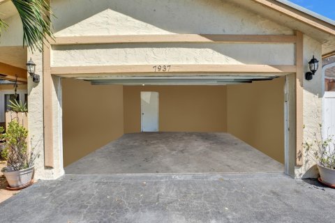 House in Lauderhill, Florida 3 bedrooms, 156.45 sq.m. № 1102048 - photo 1