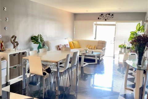 Apartamento en alquiler en North Miami Beach, Florida, 2 dormitorios, 90.12 m2 № 2026456 - foto 11