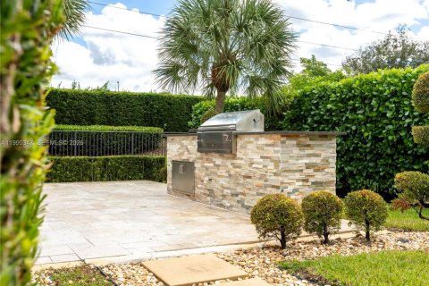 House in Davie, Florida 4 bedrooms, 375.14 sq.m. № 2068096 - photo 16