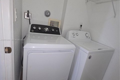 Touwnhouse à louer à Miami, Floride: 3 chambres, 165.09 m2 № 2173189 - photo 17