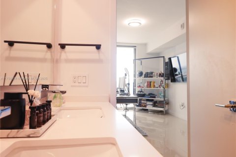 Condominio en venta en Miami, Florida, 2 dormitorios, 108.79 m2 № 1867575 - foto 30