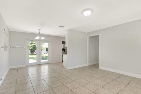 Villa ou maison à louer à Hollywood, Floride: 3 chambres, 94.02 m2 № 1924154 - photo 3