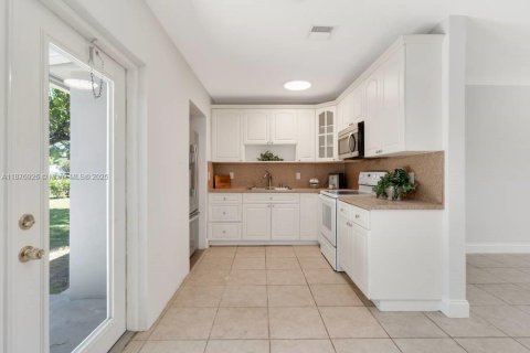 Villa ou maison à louer à Hollywood, Floride: 3 chambres, 94.02 m2 № 1924154 - photo 6