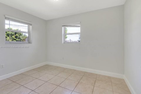 Villa ou maison à louer à Hollywood, Floride: 3 chambres, 94.02 m2 № 1924154 - photo 19