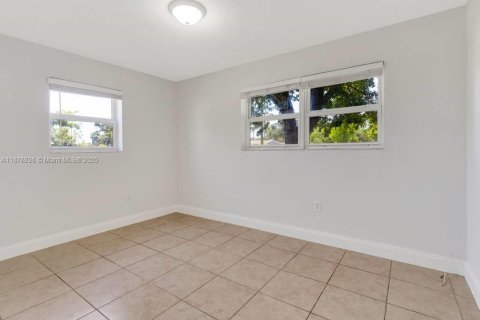 Villa ou maison à louer à Hollywood, Floride: 3 chambres, 94.02 m2 № 1924154 - photo 17