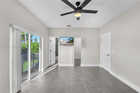 House in Miami, Florida 4 bedrooms, 155.61 sq.m. № 1930434 - photo 15