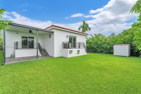 House in Miami, Florida 4 bedrooms, 155.61 sq.m. № 1930434 - photo 23