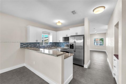 House in Miami, Florida 4 bedrooms, 155.61 sq.m. № 1930434 - photo 12