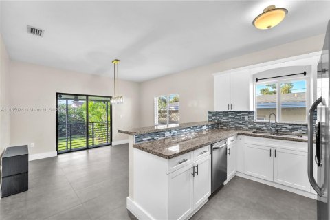 House in Miami, Florida 4 bedrooms, 155.61 sq.m. № 1930434 - photo 10